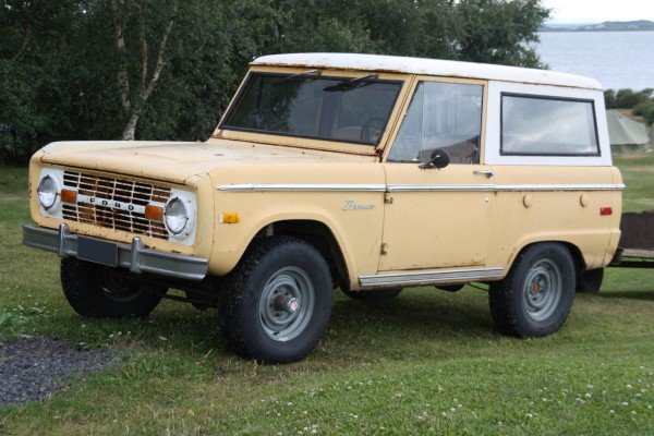 Ford_Bronco_in_Reykjahlid,_Iceland