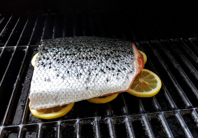 Cook fish on lemons